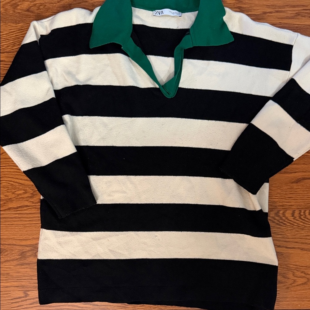 Zara Black & White Striped Rugby Sweater with Green Collar -/@&”